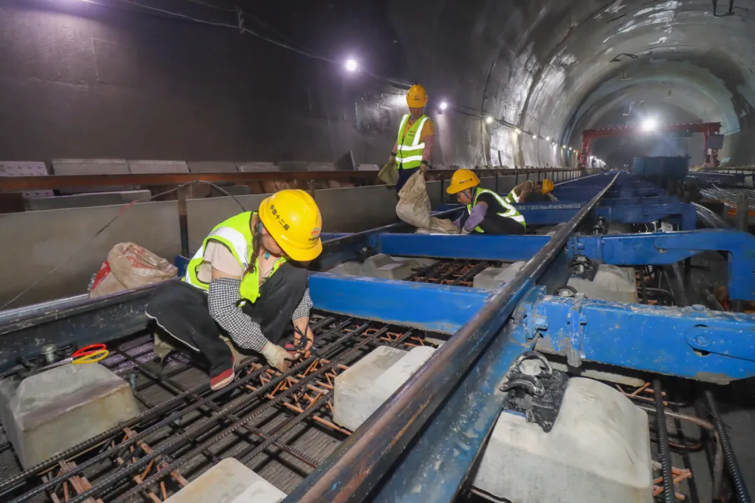 這條隧道通了！時速350公里高鐵取得新進展