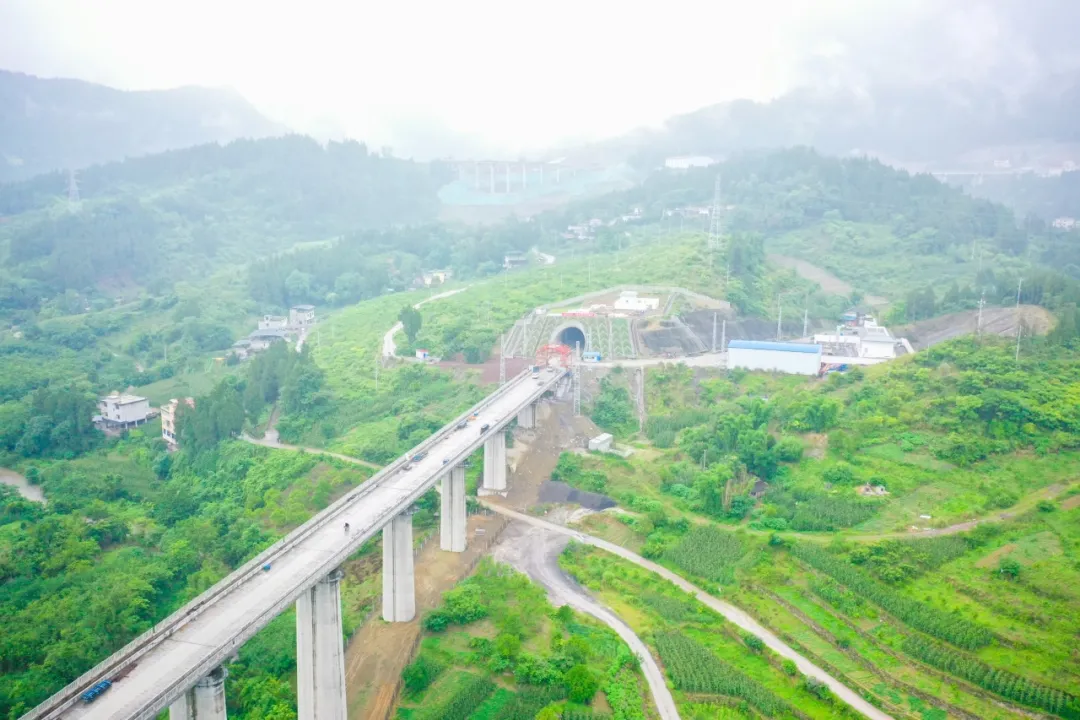 這條隧道通了！時速350公里高鐵取得新進展