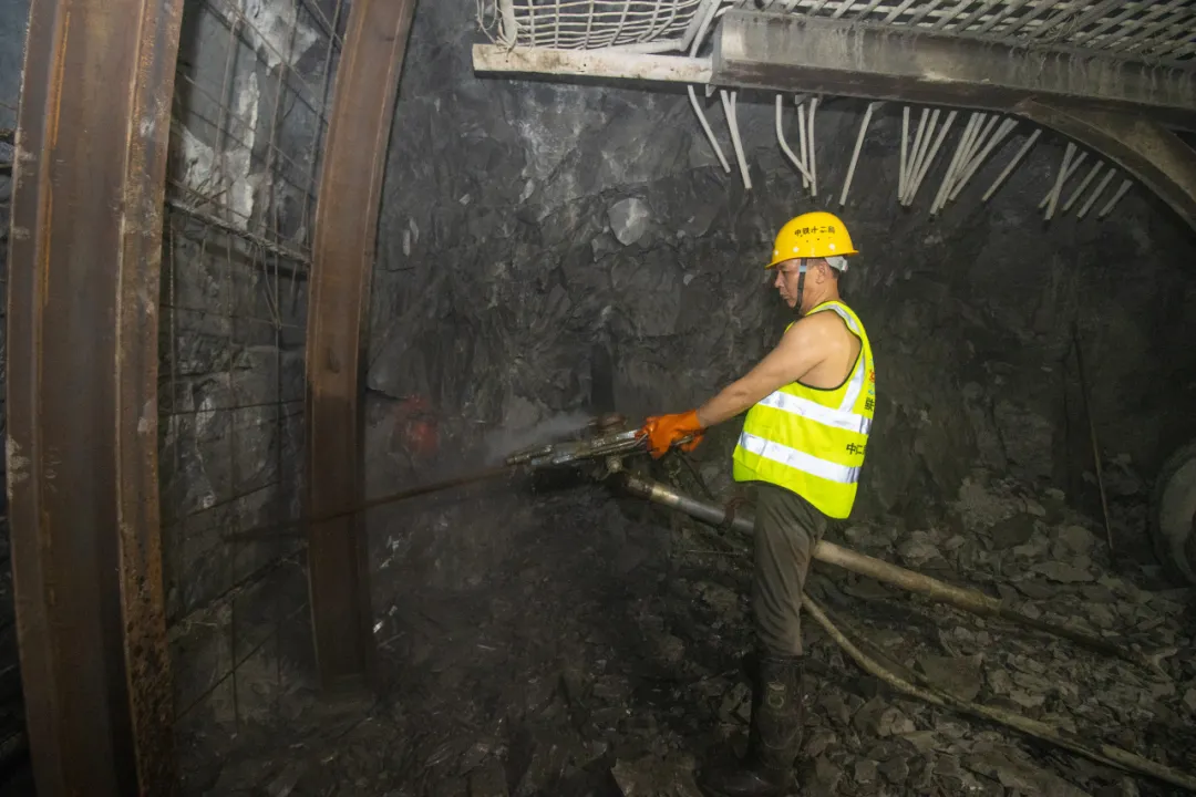 這條隧道通了！時速350公里高鐵取得新進展