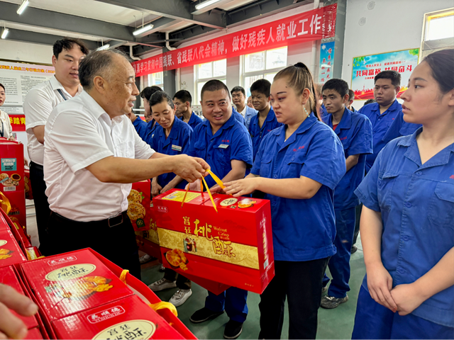 中國(guó)殘聯(lián)副主席張銀良“七一”看望慰問(wèn)殘疾職工