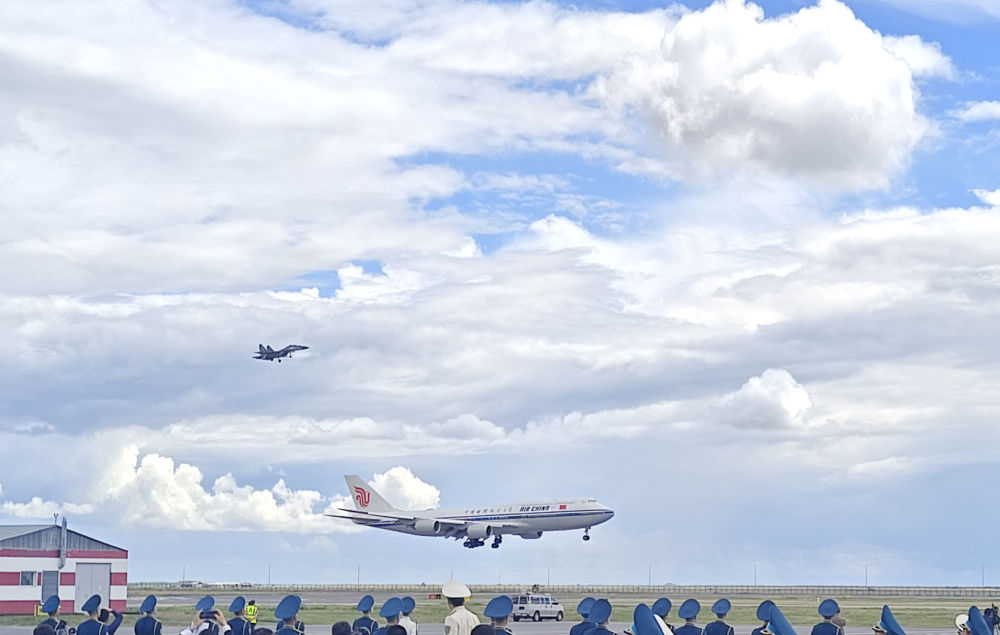 國家主席習(xí)近平抵達阿斯塔納