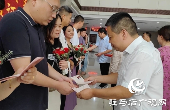 倡導(dǎo)移風(fēng)易俗 弘揚(yáng)時代新風(fēng) 西平縣舉行集體頒證儀式