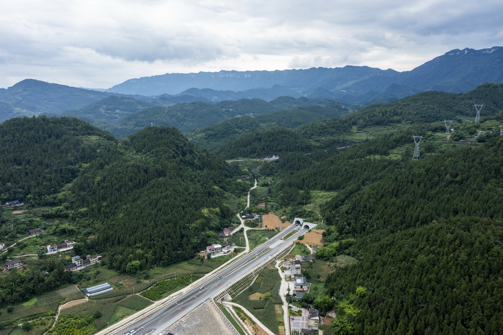 渝湘復線高速磨寨烏江特大橋進入橋面施工階段