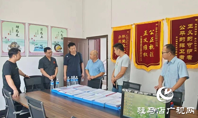 西平縣委政法委督導(dǎo)檢查出山法庭&ldquo;三源共治&rdquo;工作