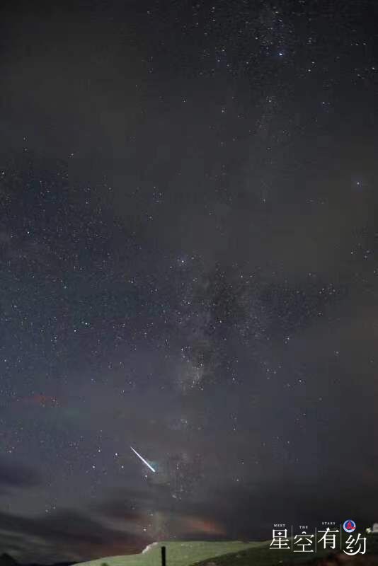 美翻了！當極光“邂逅”流星雨