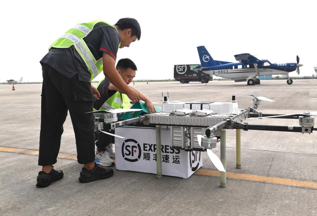 進(jìn)村、進(jìn)廠、出海，快遞業(yè)如何“跑”出加速度？