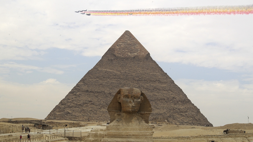 首次！中國(guó)空軍運(yùn)-20與殲-10表演機(jī)編隊(duì)飛越金字塔