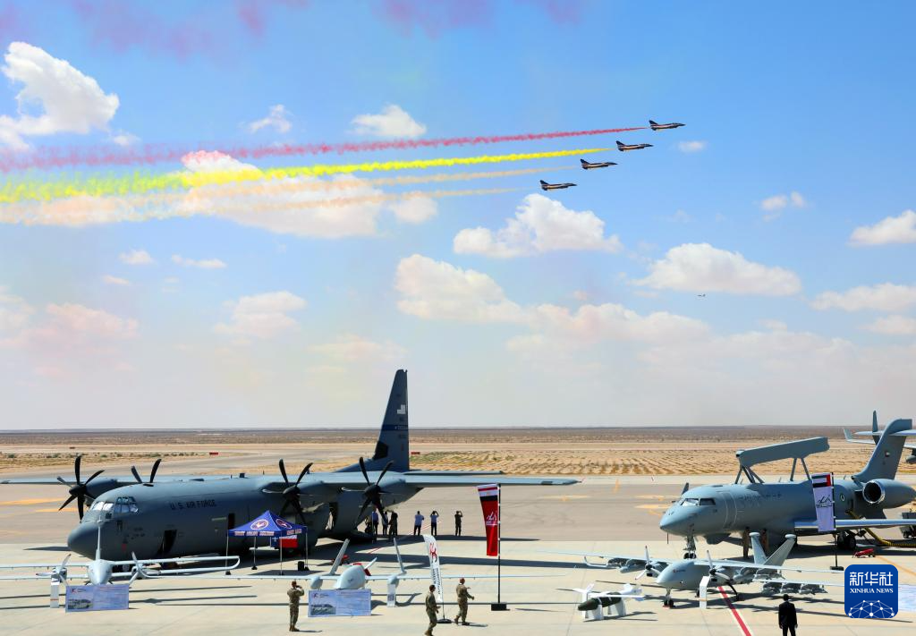 中國空軍八一飛行表演隊在首屆埃及航展進行飛行表演