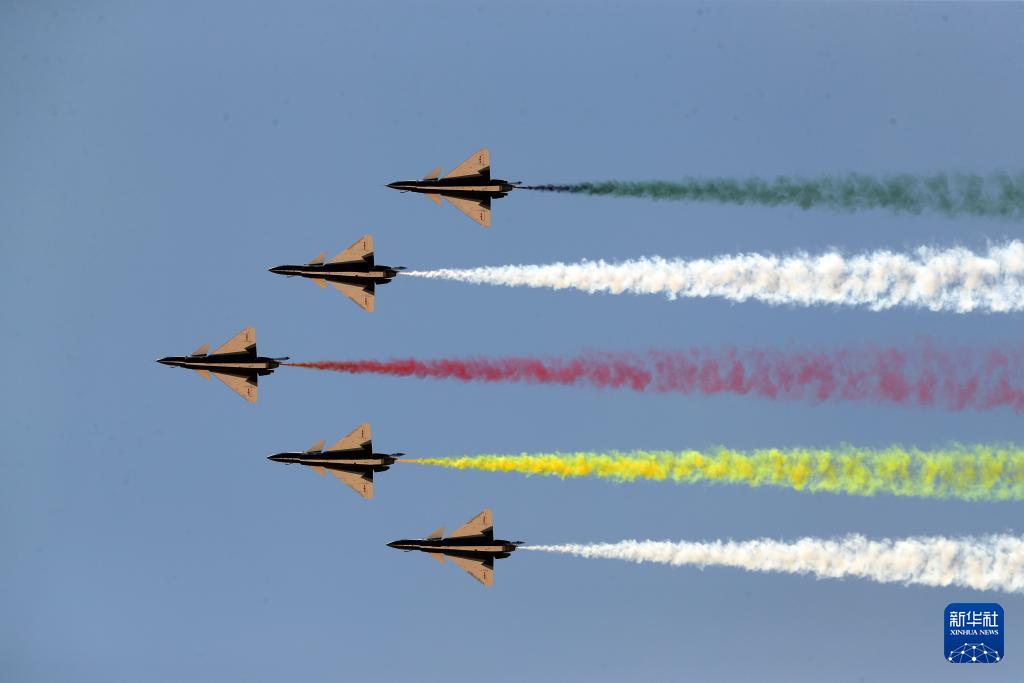 中國空軍八一飛行表演隊在首屆埃及航展進行飛行表演