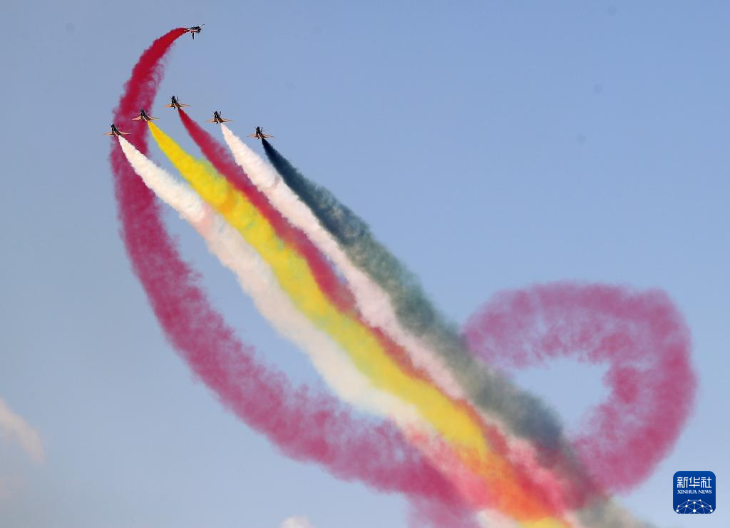 中國空軍八一飛行表演隊在首屆埃及航展進行飛行表演