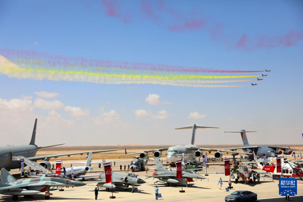 中國空軍八一飛行表演隊在首屆埃及航展進行飛行表演