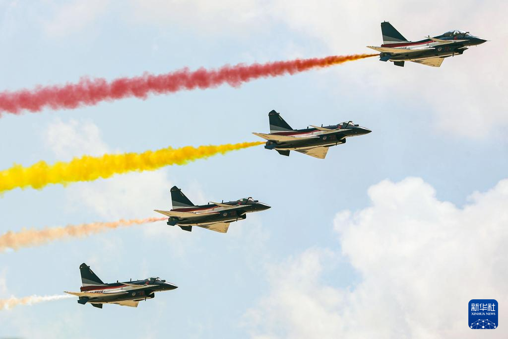 中國空軍八一飛行表演隊在首屆埃及航展進行飛行表演
