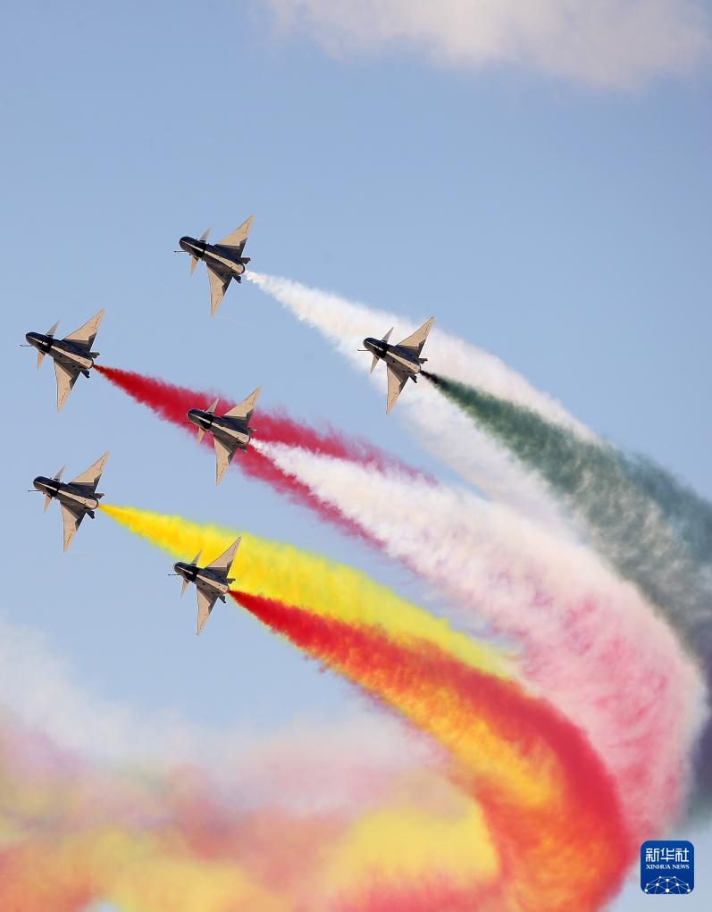 中國空軍八一飛行表演隊在首屆埃及航展進行飛行表演