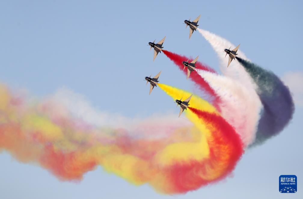 中國空軍八一飛行表演隊在首屆埃及航展進行飛行表演