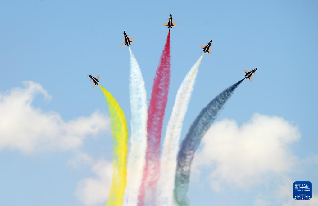 中國空軍八一飛行表演隊在首屆埃及航展進行飛行表演