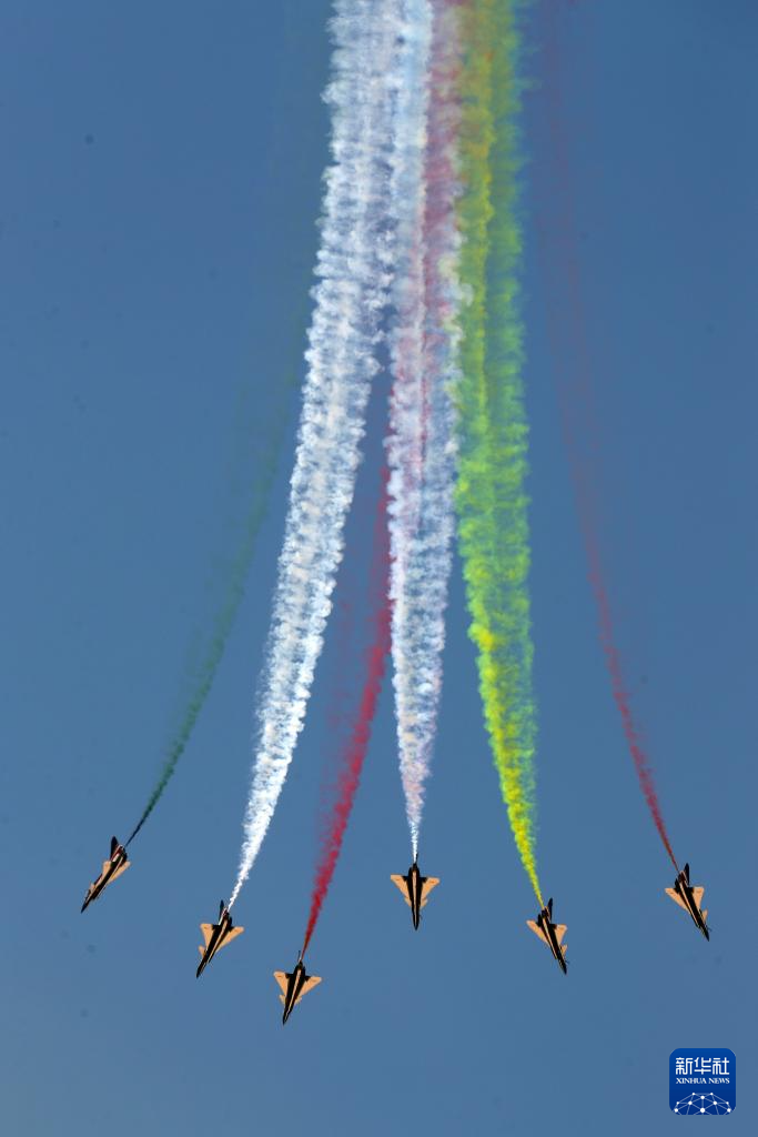 中國空軍八一飛行表演隊在首屆埃及航展進行飛行表演