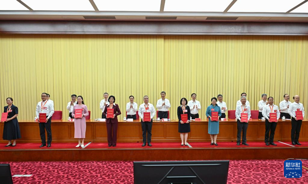 慶祝第40個(gè)教師節(jié)暨全國教育系統(tǒng)先進(jìn)集體和先進(jìn)個(gè)人表彰活動(dòng)在京舉行