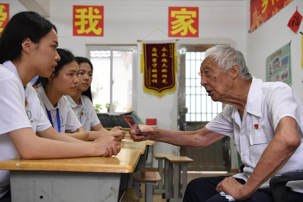 “螢火蟲”之光，照亮這間“陋室講堂”