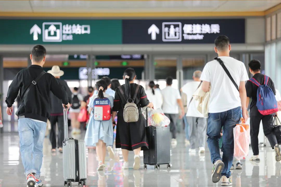 國(guó)慶黃金周運(yùn)輸期間火車(chē)票開(kāi)始發(fā)售