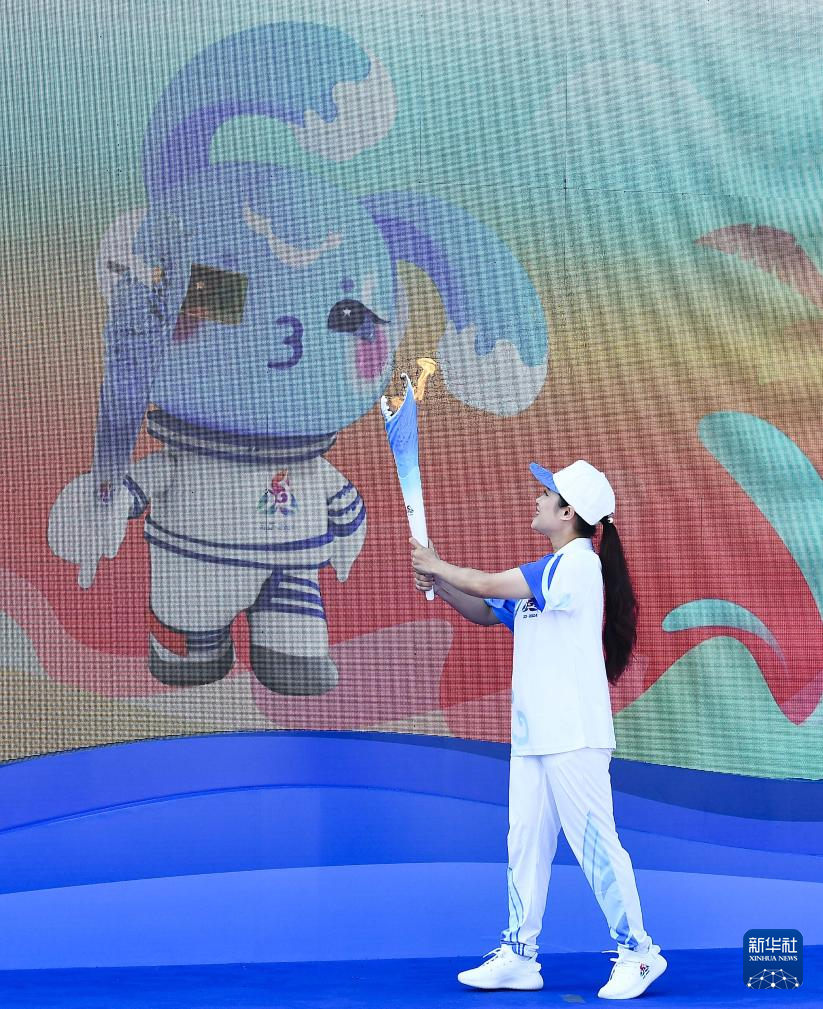 第十二屆全國少數(shù)民族傳統(tǒng)體育運動會啟動火炬?zhèn)鬟f