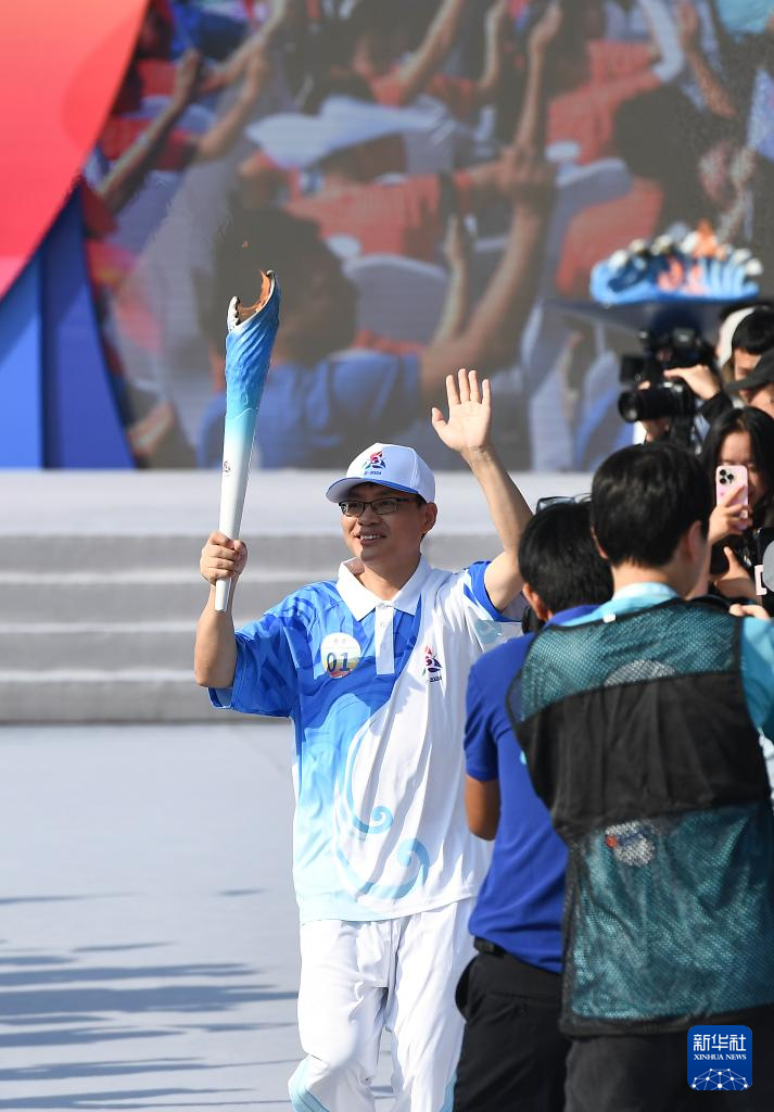 第十二屆全國少數(shù)民族傳統(tǒng)體育運動會啟動火炬?zhèn)鬟f