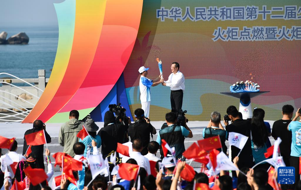 第十二屆全國少數(shù)民族傳統(tǒng)體育運動會啟動火炬?zhèn)鬟f