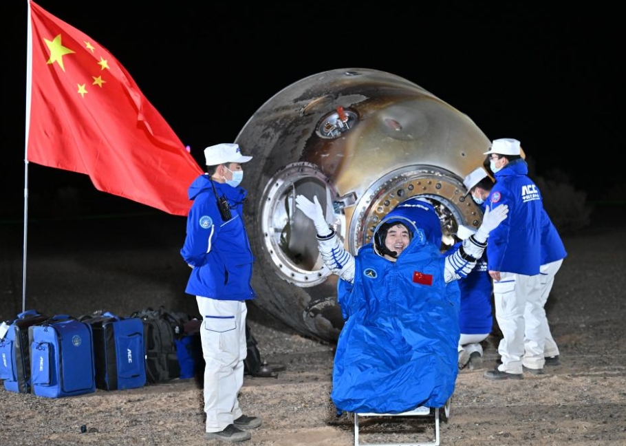 神舟十八號載人飛船返回艙成功著陸