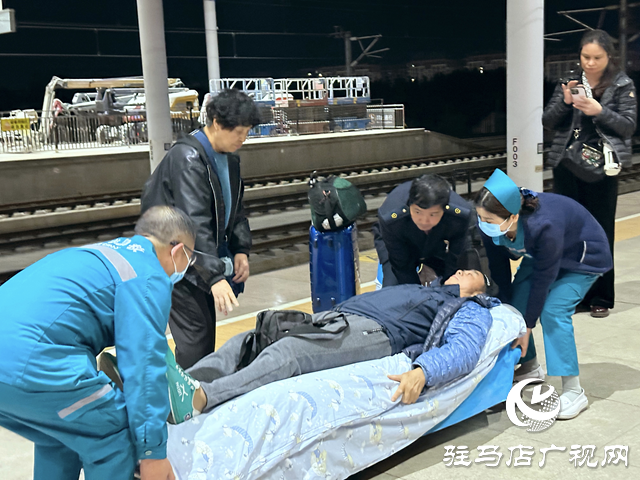 駐馬店西站:手抬肩扛助術(shù)后老人出站 溫情服務(wù)暖旅客歸途
