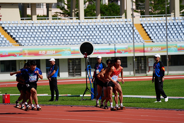 第十二屆全國少數(shù)民族傳統(tǒng)體育運動會&middot;賽場直擊 板鞋競速：&ldquo;六條腿&rdquo;也能健步如飛！