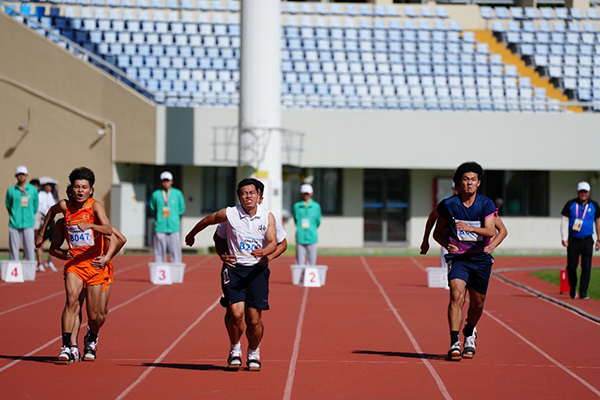 第十二屆全國少數(shù)民族傳統(tǒng)體育運動會&middot;賽場直擊 板鞋競速：&ldquo;六條腿&rdquo;也能健步如飛！
