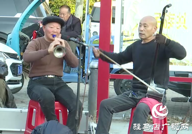 驛城區(qū):街頭“小劇團(tuán)” 市民“文化餐”
