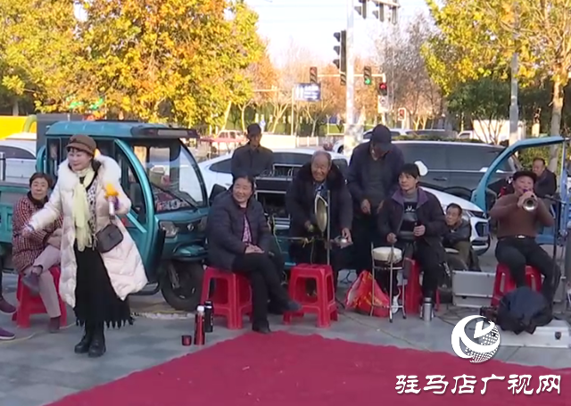 驛城區(qū):街頭“小劇團(tuán)” 市民“文化餐”