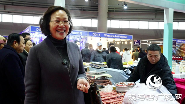 駐馬店:農(nóng)洽會上好熱鬧 參展群眾熱情高