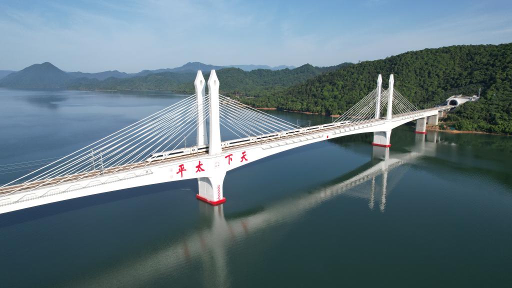 在軌道上飛馳:60s回顧2024上海交通網(wǎng)絡(luò)建設(shè)