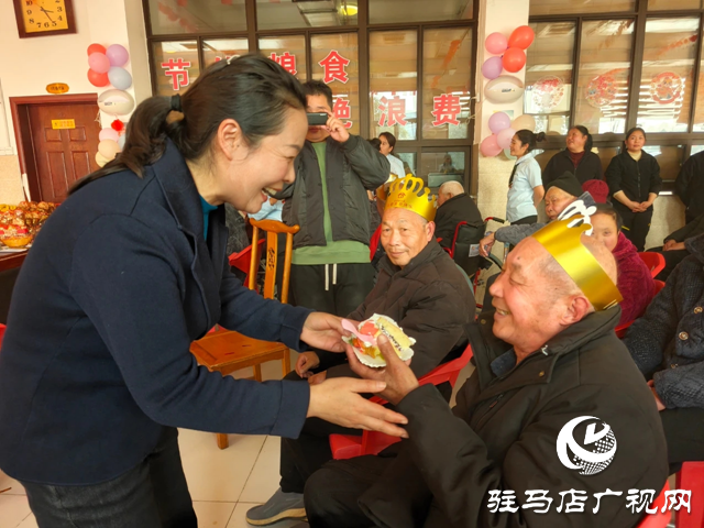 泌陽縣:集體生日會 溫暖殘疾人