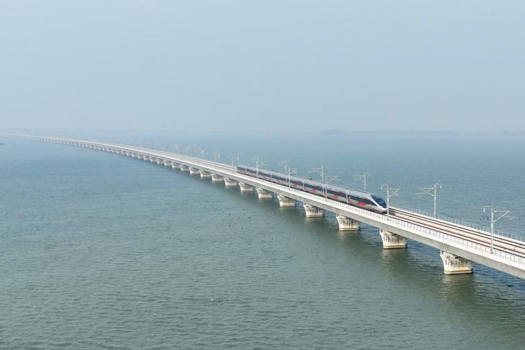 在軌道上飛馳:60s回顧2024上海交通網(wǎng)絡(luò)建設(shè)