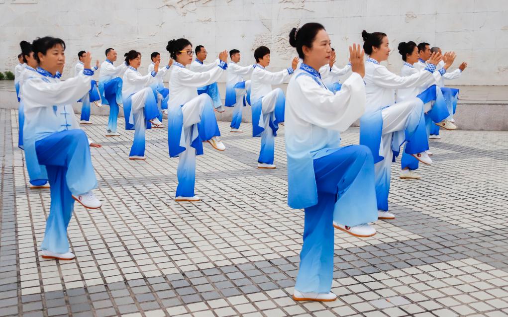 新華體育新年獻(xiàn)詞：他們、我們、中國