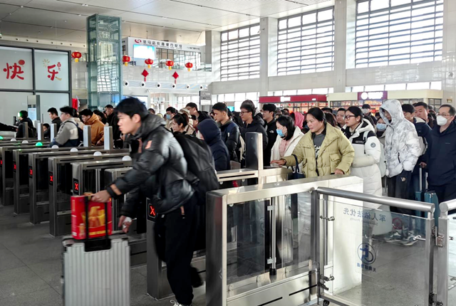 駐馬店車務(wù)段迎來(lái)春運(yùn)第一波旅客出行高峰