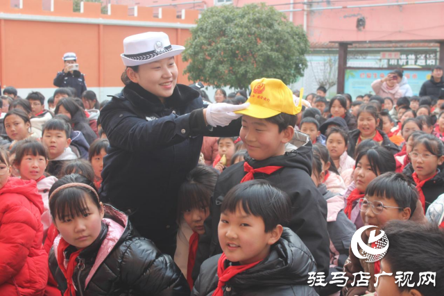 平輿縣公安局交警大隊(duì)：&ldquo;知危險(xiǎn) 會(huì)避險(xiǎn)&rdquo;交通安全&ldquo;開學(xué)第一課&rdquo;精彩開講