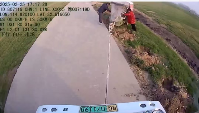 新蔡縣:三輪車掉入深溝 公交司機伸手援助