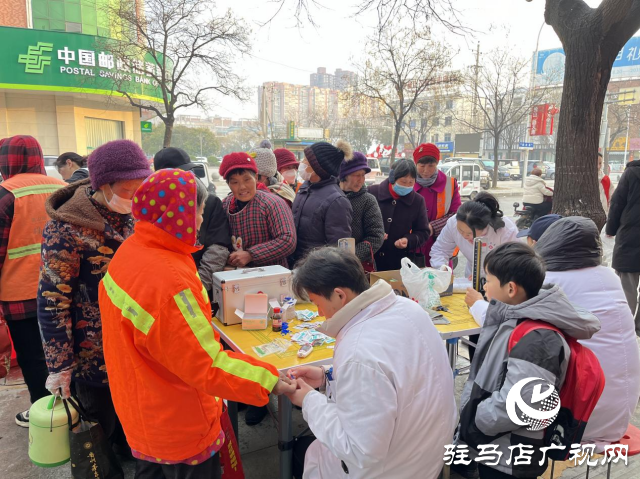 確山縣盤龍街道生產(chǎn)街社區(qū)開展“學雷鋒”志愿服務活動
