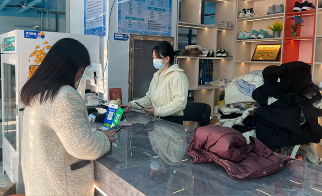 春裝“輕”上陣 干洗店迎“換季熱”