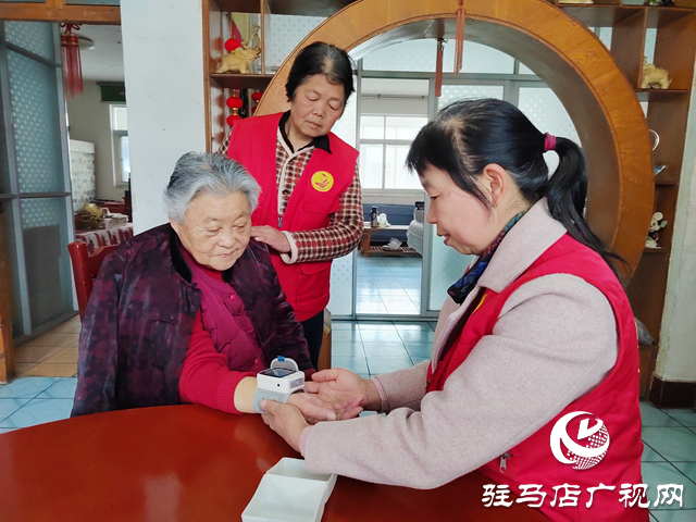 傳承雷鋒精神 守護(hù)老人“微幸?！? width=