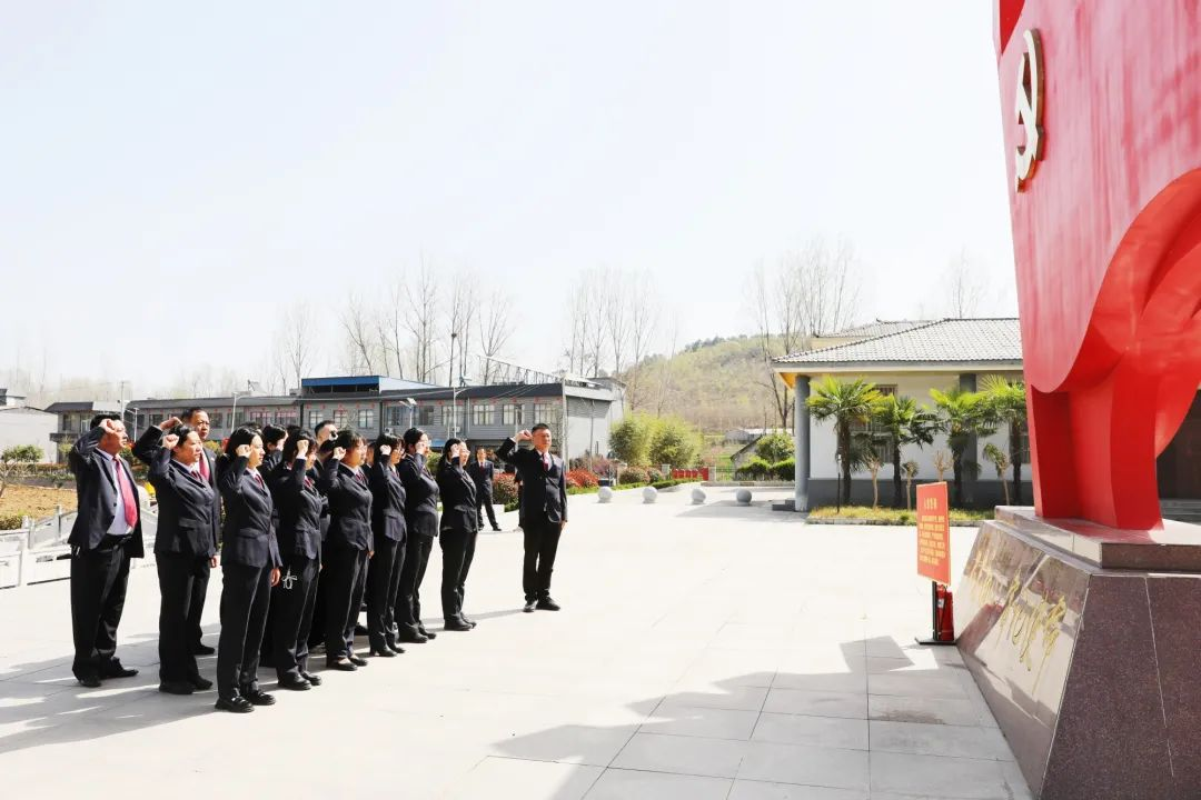 驛城區(qū)檢察院組織干警到焦竹園革命紀(jì)念舊址開展“我們的節(jié)日·清明”主題活動(dòng)