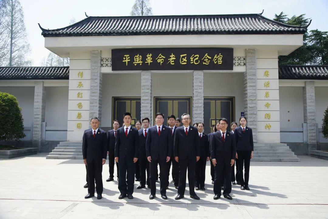 平輿縣檢察院聯(lián)合河南省檢察院駐村工作隊開展清明祭英烈活動