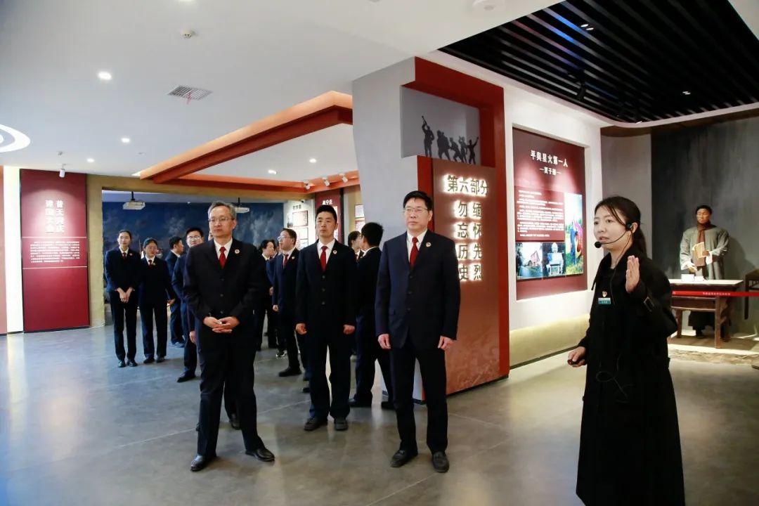 平輿縣檢察院聯(lián)合河南省檢察院駐村工作隊開展清明祭英烈活動