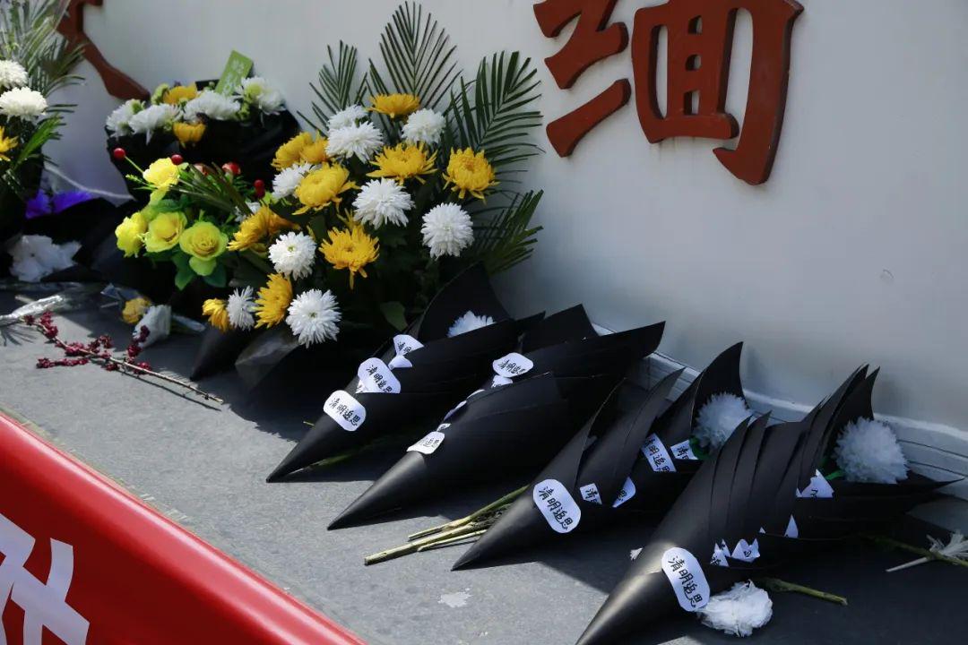 平輿縣檢察院聯(lián)合河南省檢察院駐村工作隊開展清明祭英烈活動