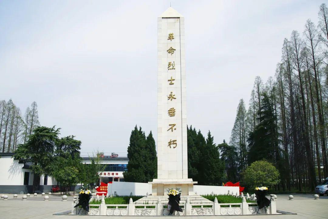 平輿縣檢察院聯(lián)合河南省檢察院駐村工作隊開展清明祭英烈活動