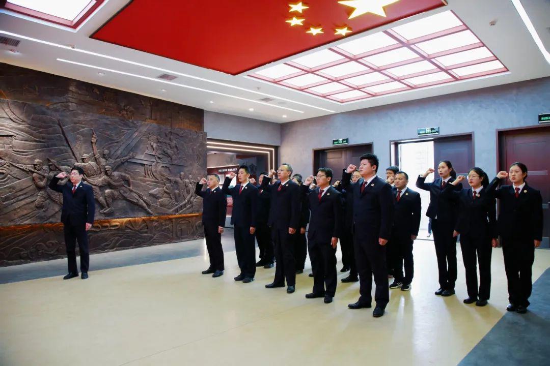 平輿縣檢察院聯(lián)合河南省檢察院駐村工作隊開展清明祭英烈活動