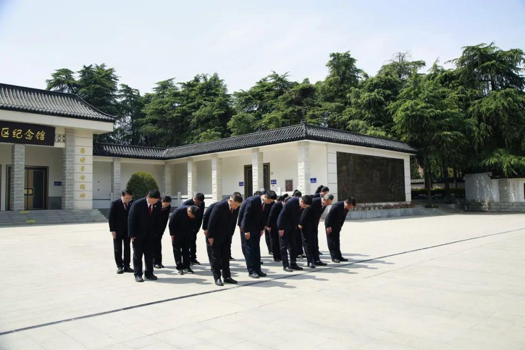 平輿縣檢察院聯(lián)合河南省檢察院駐村工作隊開展清明祭英烈活動